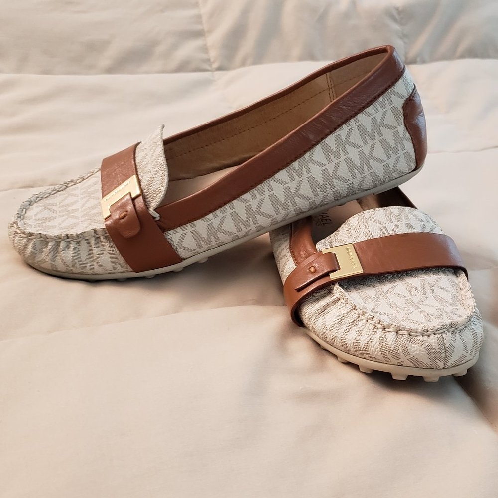 SOLD. Michael Kors Signature logo LOAFERS. Size 6.5